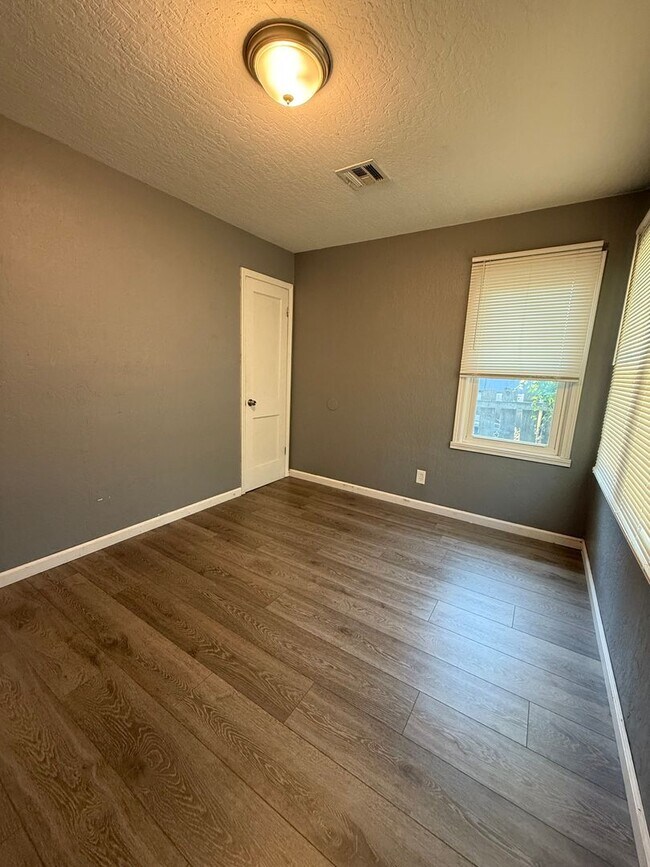 Building Photo - Charming 2-Bedroom Home in Prime Wichita L...