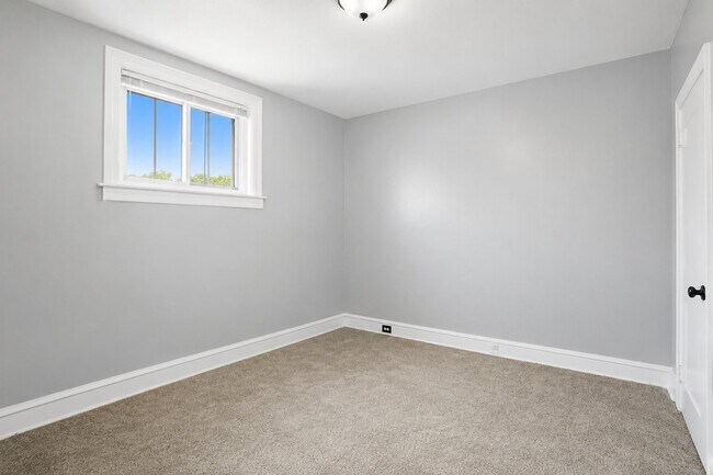Building Photo - 1806 W Champlost Ave
