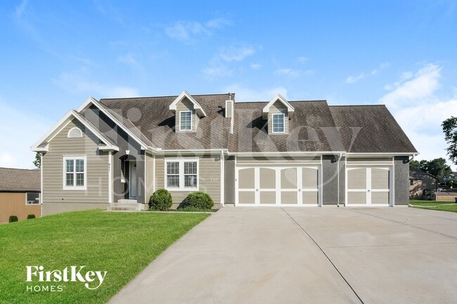 Building Photo - 911 E 8th Cir