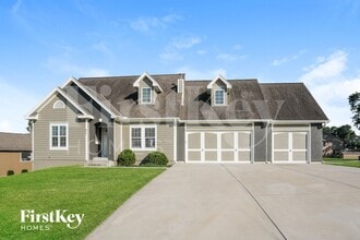 Building Photo - 911 E 8th Cir