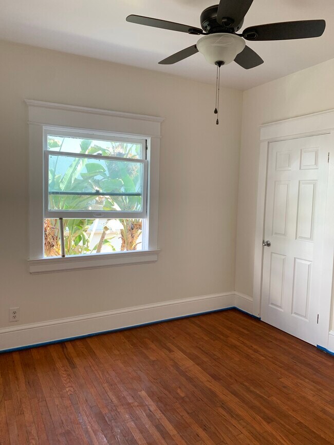 Bedrom view/banana tree - 1825 N La Brea Ave