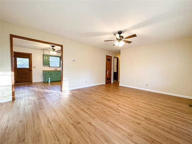 Foto del edificio - 102 Brenda Ave