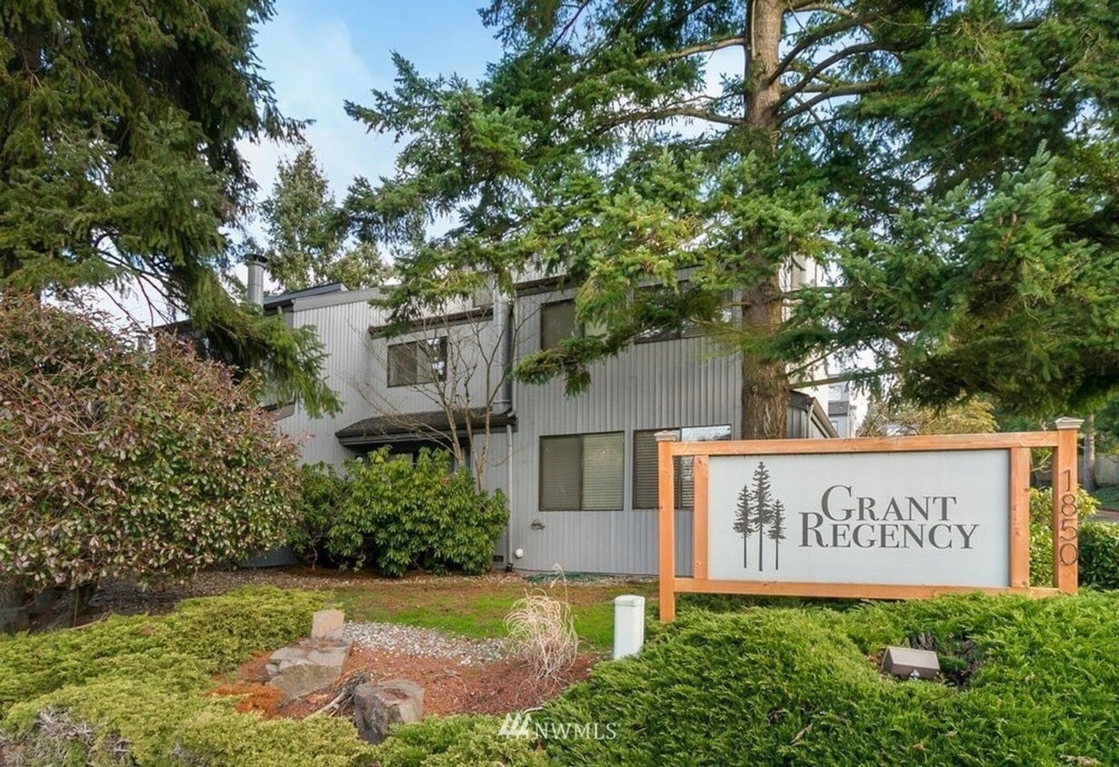 Primary Photo - Large Townhouse in the Quite neighborhood....
