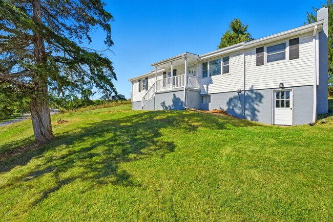 Foto del edificio - 3 Bed and 2 Bath Single Family Residence in Settlersway Lane