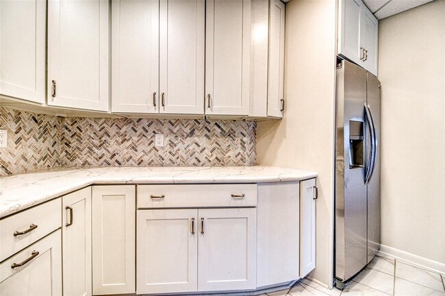 Building Photo - 5050 Woodway Dr