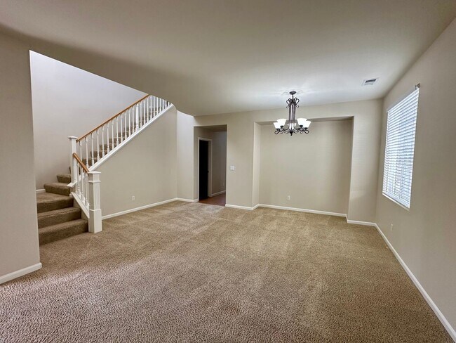 Foto del edificio - Large beautiful home, new paint. Bedroom a...