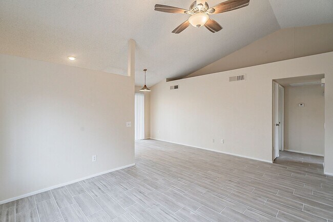 Building Photo - Perfect starter home in Phx with no HOA!