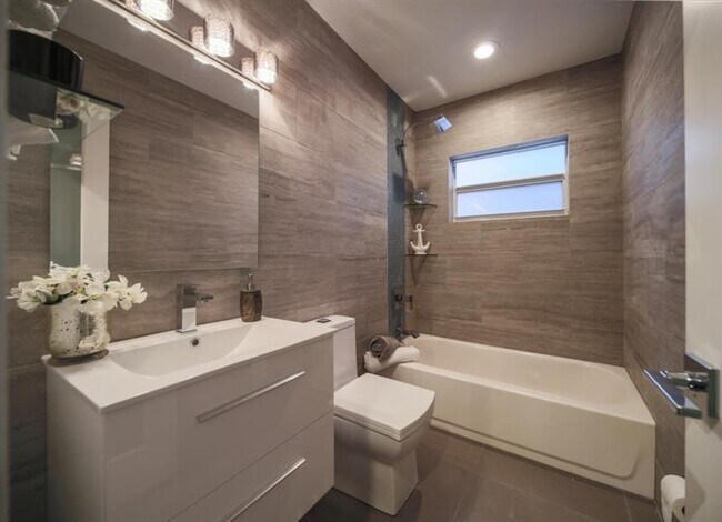 Foto del edificio - 1833 NE 46th St