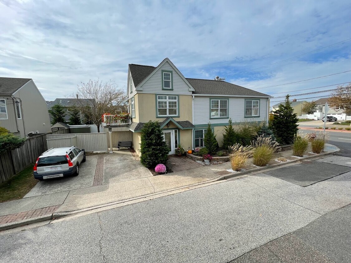 2 Luchon St Unit Down, Lido Beach, NY 11561 Apartments in Lido Beach