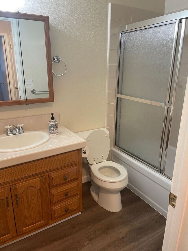 Foto del edificio - ROSEVILLE HOME FOR  RENT – Spacious 3 Bedroom Home on Large Corner Lot