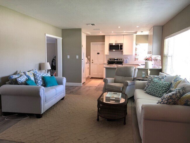 Building Photo - Remodeled Beach Side Home