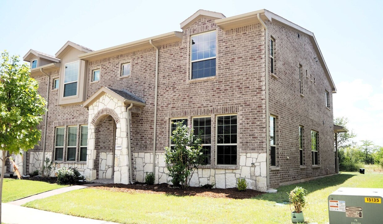 Primary Photo - Like NEW 3 Bed 3 Bath Townhouse in Denton