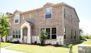 Building Photo - 3117 Solana Cir