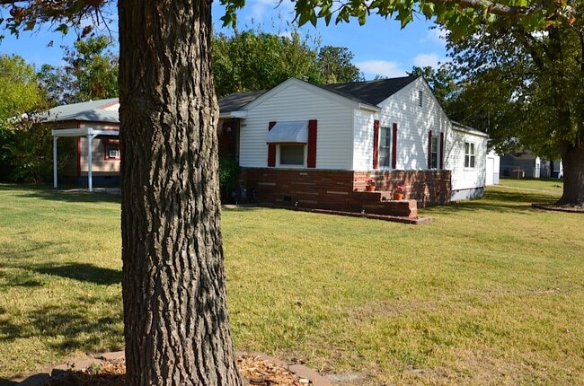 Building Photo - 3823 S 28th W Ave