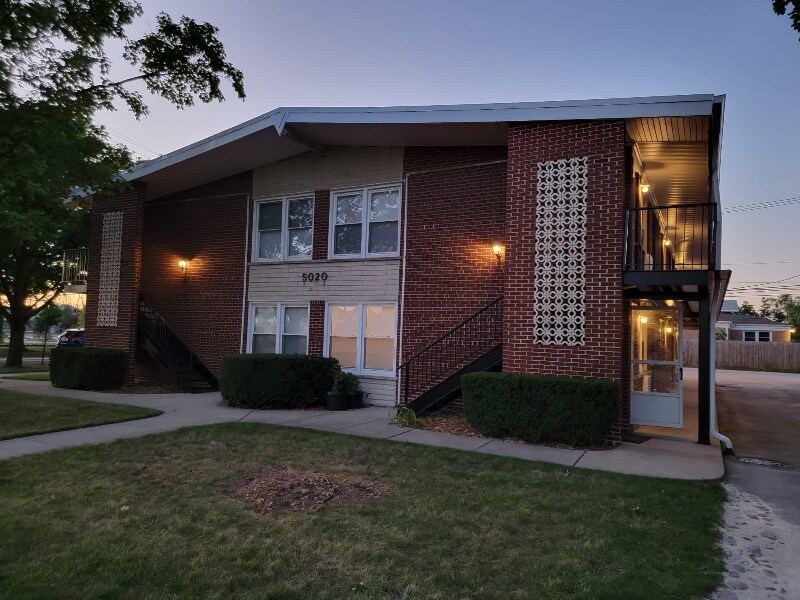 5020 Church St Unit C, Skokie, IL 60077 Room for Rent in Skokie, IL