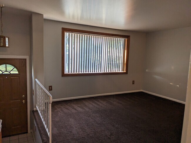 Photo - 983 Regina Dr House