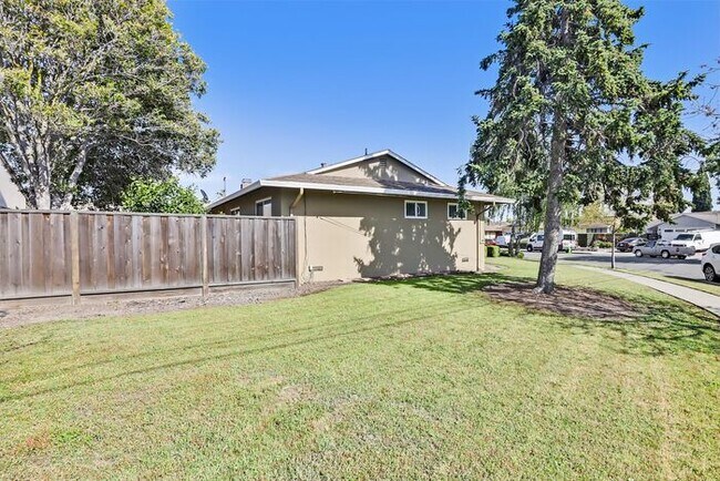 Foto del edificio - 3 bedroom 2 bath Beautiful House on a corn...