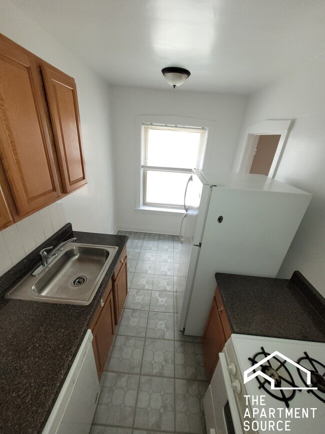Building Photo - 1421 W Farwell Ave