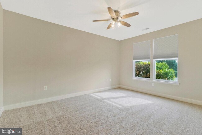 Building Photo - SPACIOUS  3 BEDROOM 2 BATH CONDO IN CLARKS...
