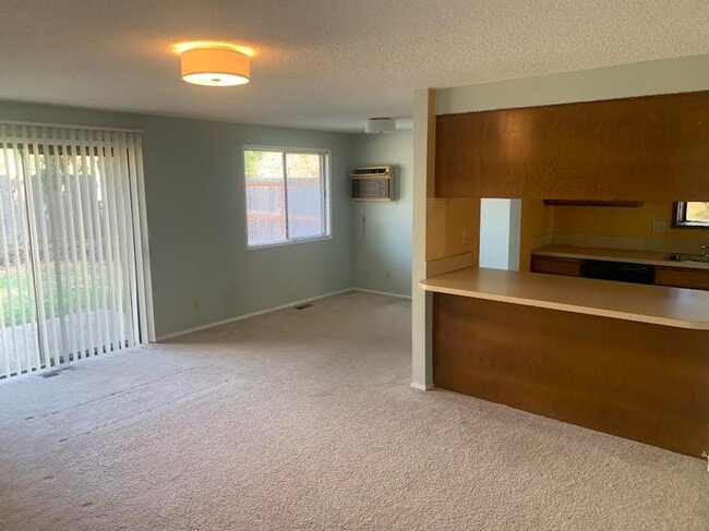 Building Photo - Single Level Near Southridge!!
