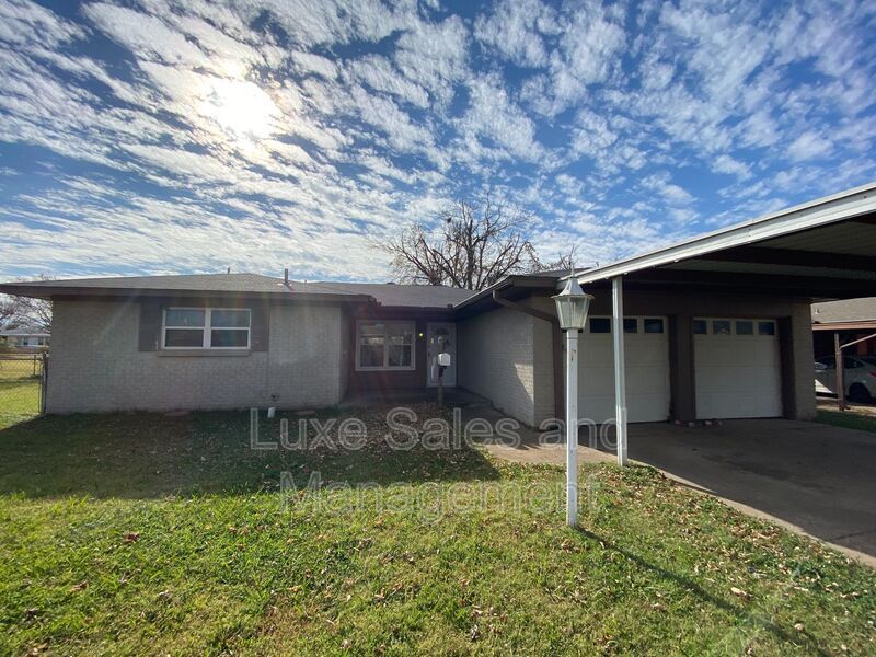 Primary Photo - 406 W Douglas Dr