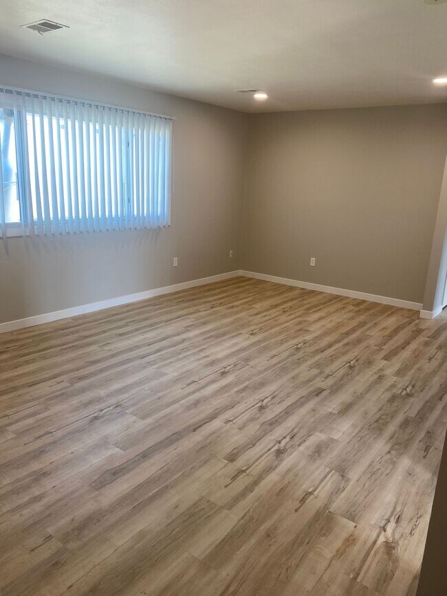 Foto del edificio - 8886-8888 N Lowell Blvd (DUPLEX)