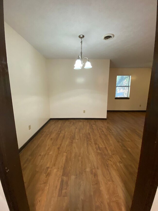 Building Photo - 113/115 St Andrews Ct