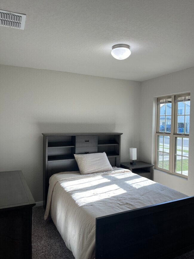 Building Photo - 634 Wild Olive Wy