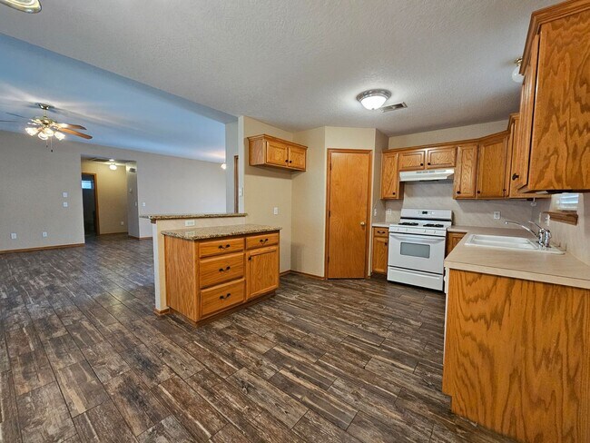 Foto del edificio - (3) Bed/(2) Bath in Tecumseh Ridge Addition Avail NOW! Pets Negotiable.