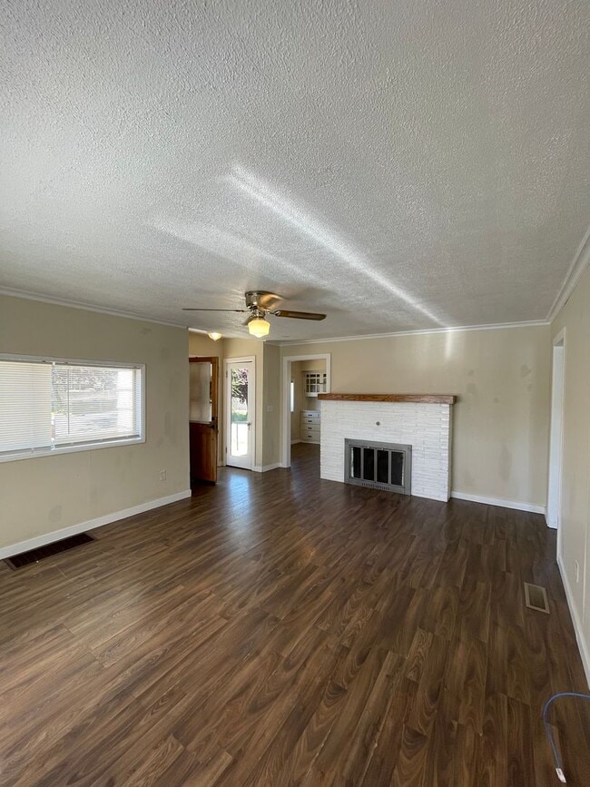 Building Photo - Charming 3bdrm, 1 bath house with fenced y...