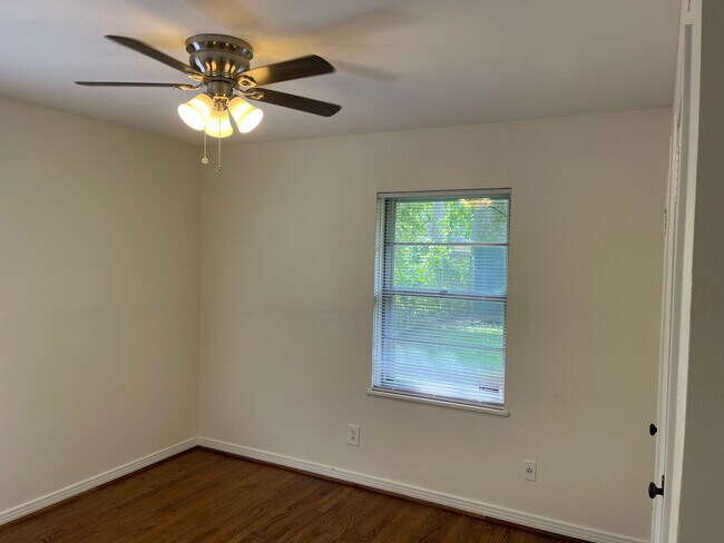 Building Photo - 1211 Candlelight Ln