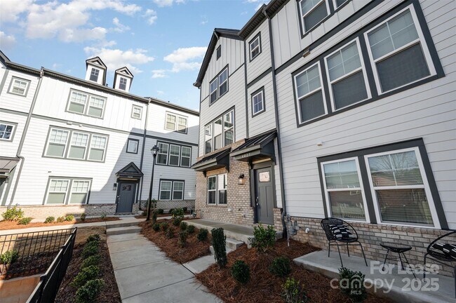 Foto del edificio - 6027 Towering Oaks Dr