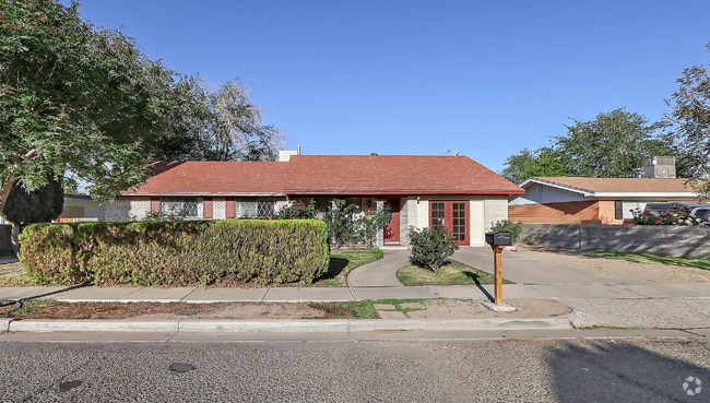 Building Photo - 2110 Thomas Dr