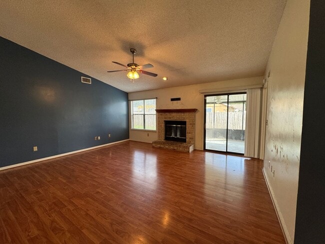 Foto del edificio - Charming 3 Bedroom, 2 Bath Home with Fence...