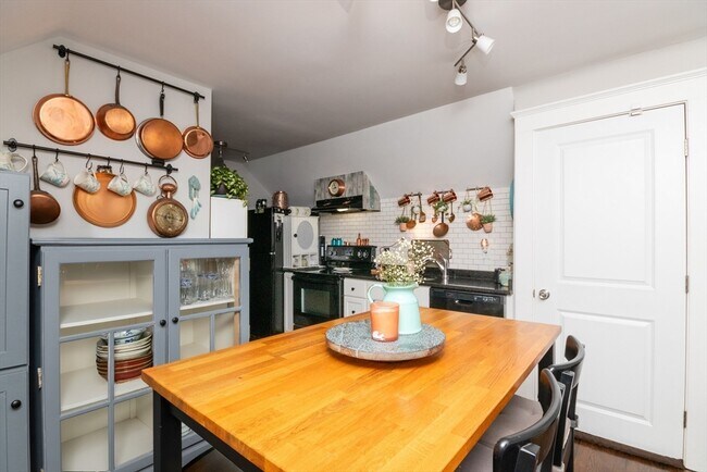 Building Photo - 83 Orange St