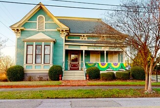 Building Photo - 648 Clayton St