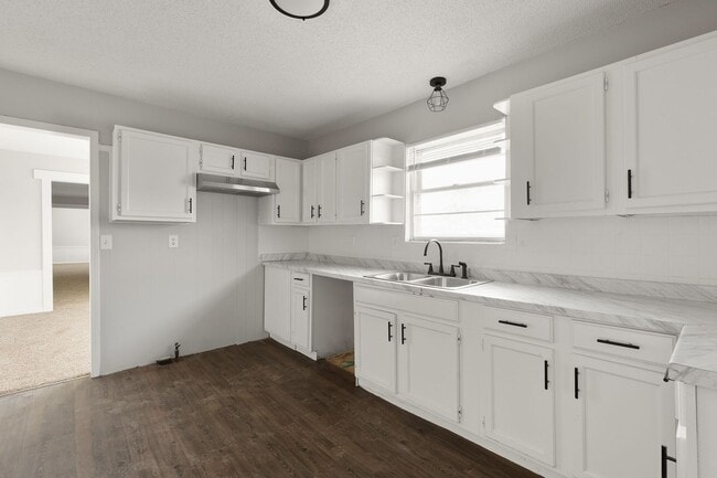 Building Photo - 3 Bed | 1.5 Bath — Comfortable Living in a Great Location