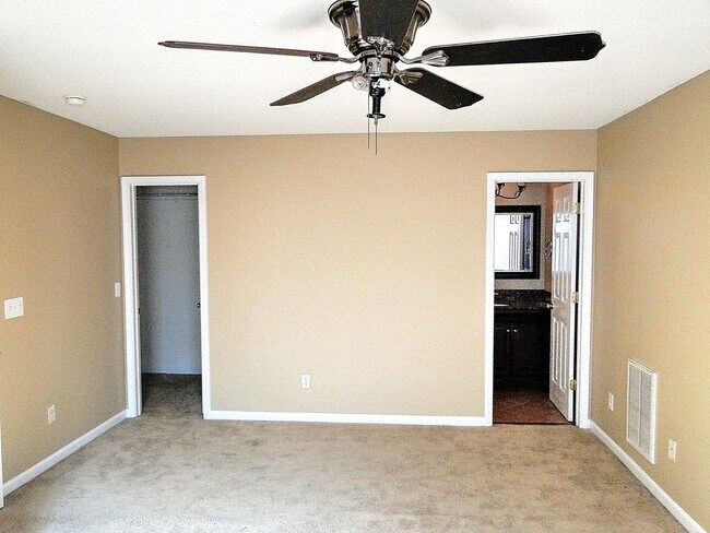 Foto del edificio - Spacious 3 Bedroom Home w/ Fence in NE Ral...
