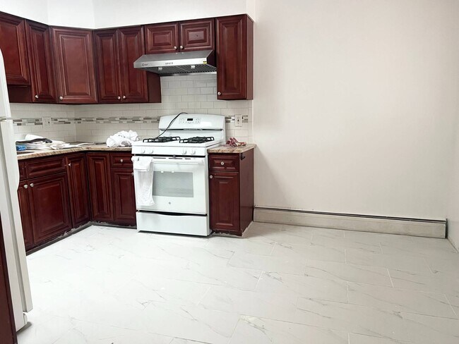 Building Photo - 2562 W 17th St