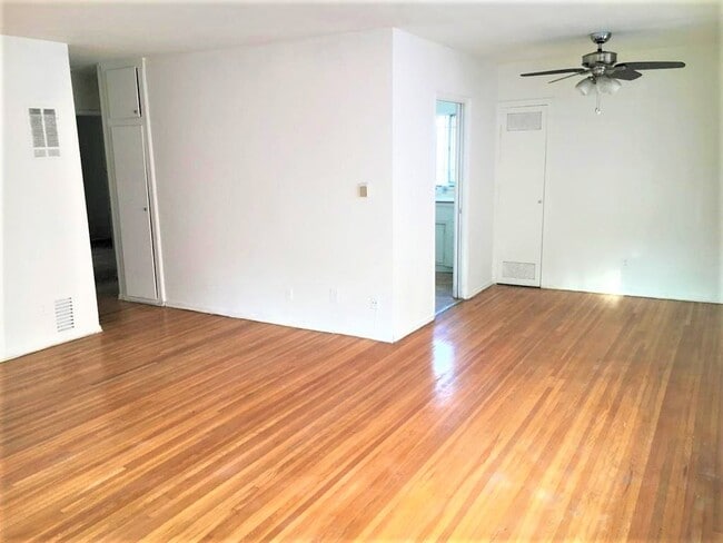 Building Photo - 838 Hayworth Ave