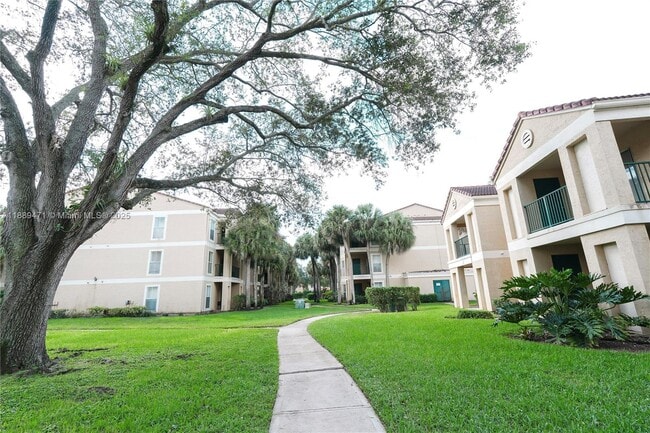 Building Photo - 833 Riverside Dr