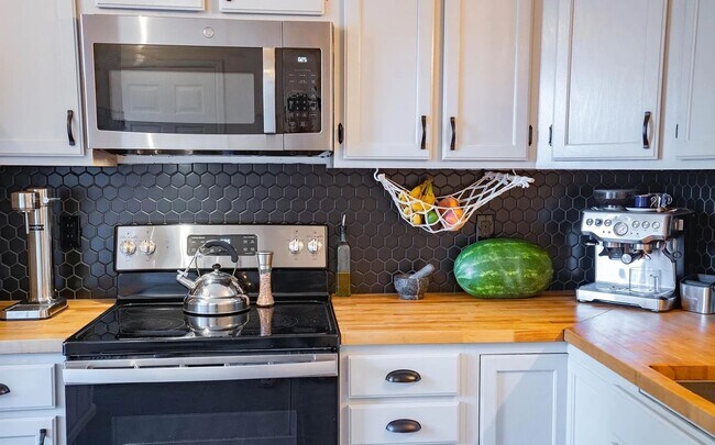 Building Photo - Lousiville Townhome Ready to Lease!