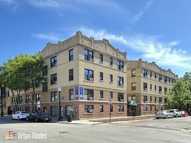 Building Photo - 703 W Brompton Ave