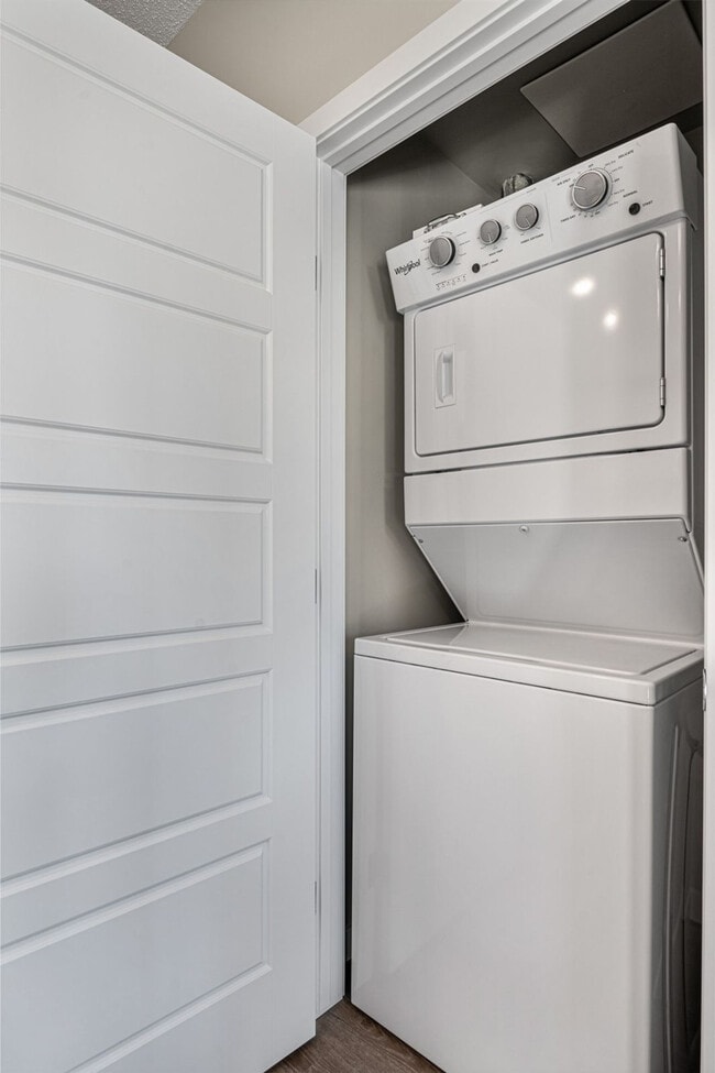 Building Photo - 1605-1617 17 St SE