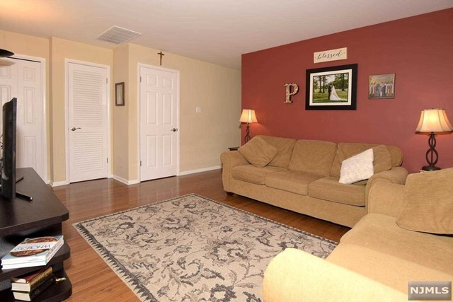 Building Photo - 40 Colonial Village Dr