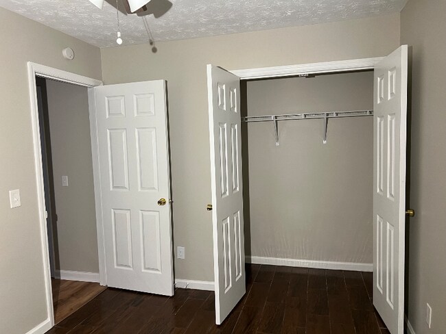 Foto del edificio - 2144 Hunter Ct