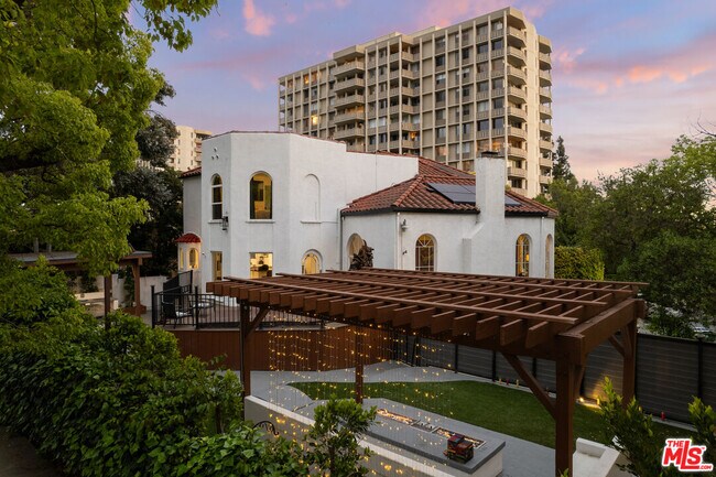 Foto del edificio - 2240 Hillhurst Ave