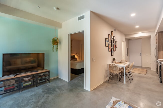 1BR, 1 BA - 643SF - 4th and J