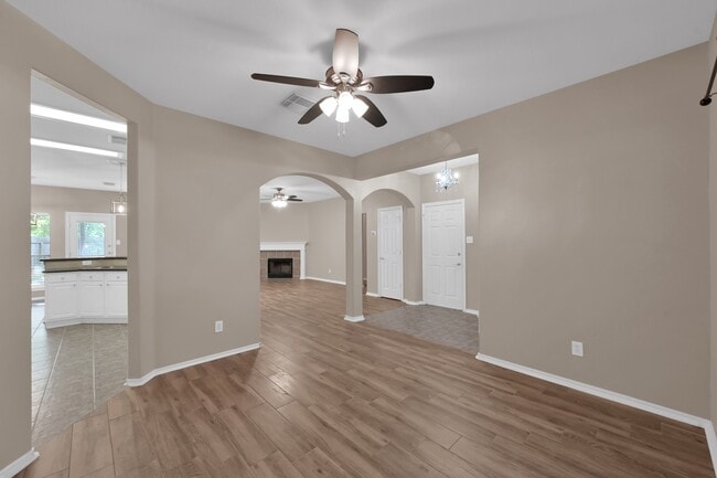 Building Photo - 107 W Russet Grove Cir