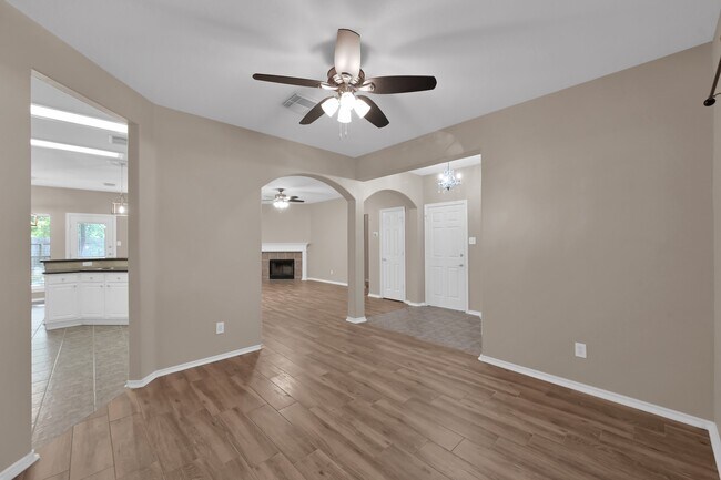 Foto del edificio - 107 W Russet Grove Cir